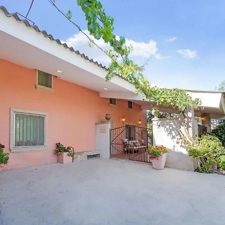 Сasa de vacaciones Lively In With Private Pool *