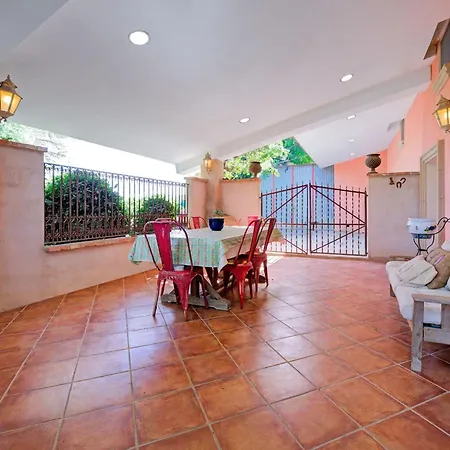 Lively In With Private Pool Сasa de vacaciones *