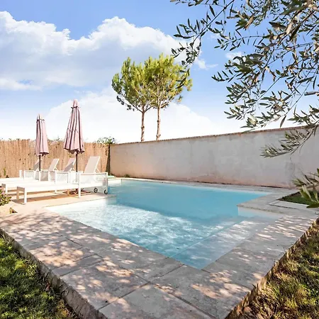 With Private Pool * Fraga